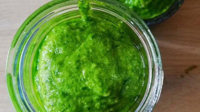 Pesto aus Radieschen-Grün lässt sich aufs Brot streichen.