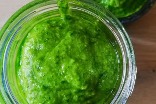 Pesto aus Radieschen-Grün lässt sich aufs Brot streichen.