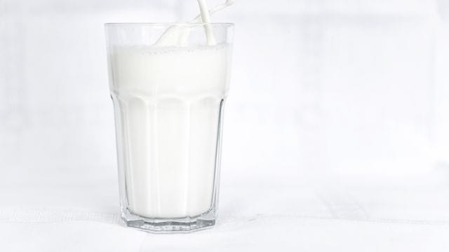 Ist Abend-Milch eine wirksame Einschlafhilfe? Dies konnten japanische Forscher in einer Meta-Studie nicht allgemein belegen.