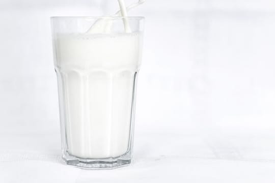 Ist Abend-Milch eine wirksame Einschlafhilfe? Dies konnten japanische Forscher in einer Meta-Studie nicht allgemein belegen.