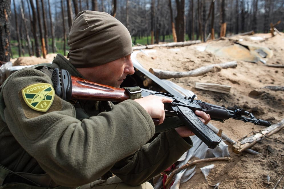 Ein russischer Soldat sitzt in einer Stellung in der Region Luhansk (Archivbild): Russland hat große Teile der Region eingenommen.