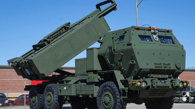 Ein HIMARS-System der US-Armee (Archivbild): Die USA wollen der Ukraine diese Raketenwerfer schicken.
