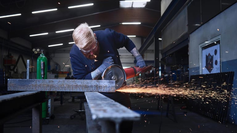 Ein Mann arbeitet mit einer Kreissäge (Symbolbild): Ein Drittel aller Zeitarbeitskräfte in Deutschland arbeitet in der Metall- oder Elektrobranche.