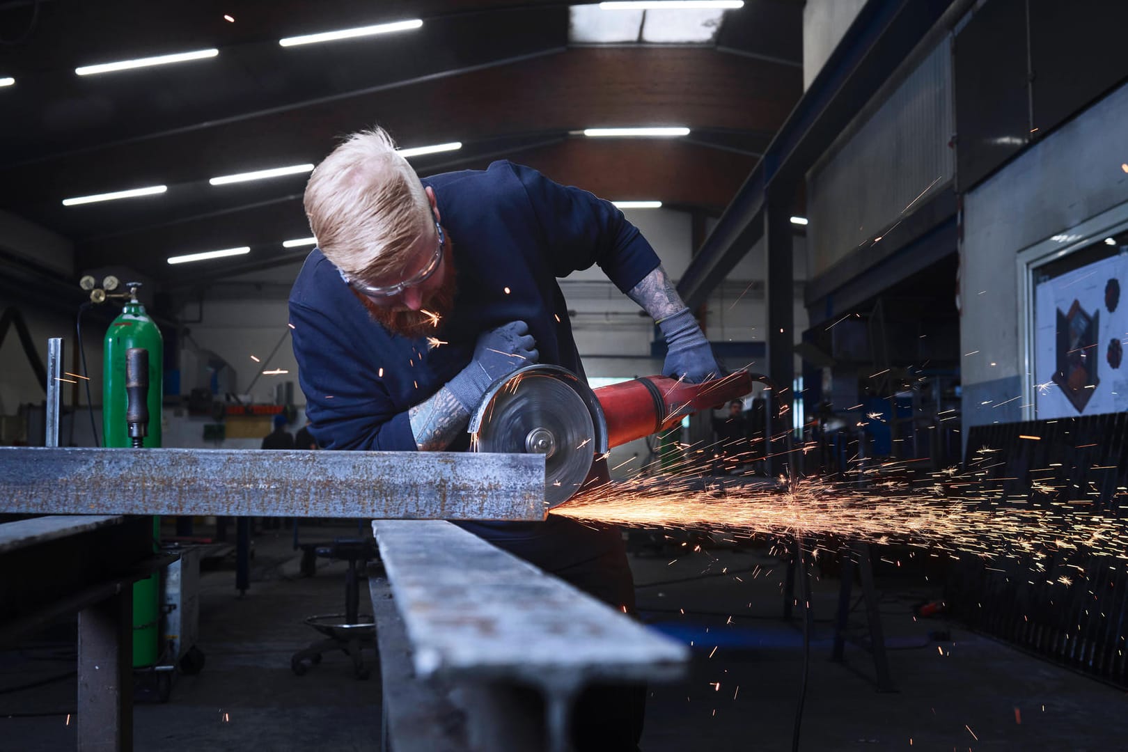 Ein Mann arbeitet mit einer Kreissäge (Symbolbild): Ein Drittel aller Zeitarbeitskräfte in Deutschland arbeitet in der Metall- oder Elektrobranche. Ein Mann arbeitet mit einer Kreissäge (Symbolbild): Ein Drittel aller Zeitarbeitskräfte in Deutschland arbeitet in der Metall- oder Elektrobranche.