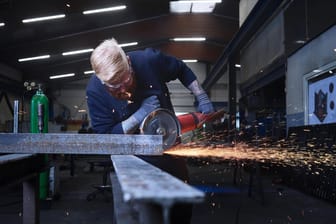 Ein Mann arbeitet mit einer Kreissäge (Symbolbild): Ein Drittel aller Zeitarbeitskräfte in Deutschland arbeitet in der Metall- oder Elektrobranche.