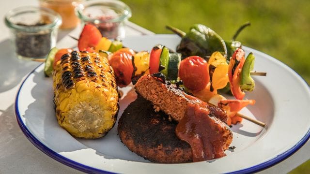 Veggie-Grillgut: Verbraucherzentrale empfiehlt zu überprüfen, dass keine bedenklichen Zusatzstoffe im Grillgut stecken.