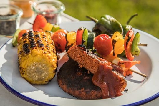 Veggie-Grillgut: Verbraucherzentrale empfiehlt zu überprüfen, dass keine bedenklichen Zusatzstoffe im Grillgut stecken.