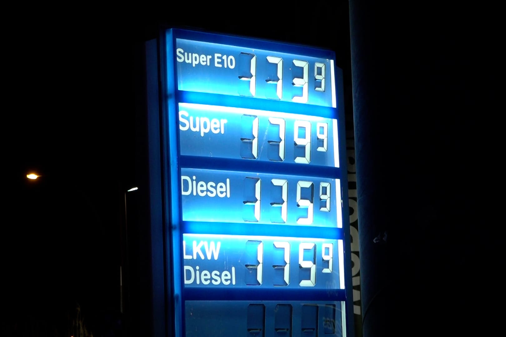 Aral-Tankstelle in Hamburg: Punkt Mitternacht purzelten die Preise.