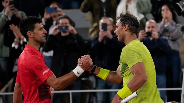 Novak Djokovic (l.) gratuliert Rafael Nadal zum Sieg.