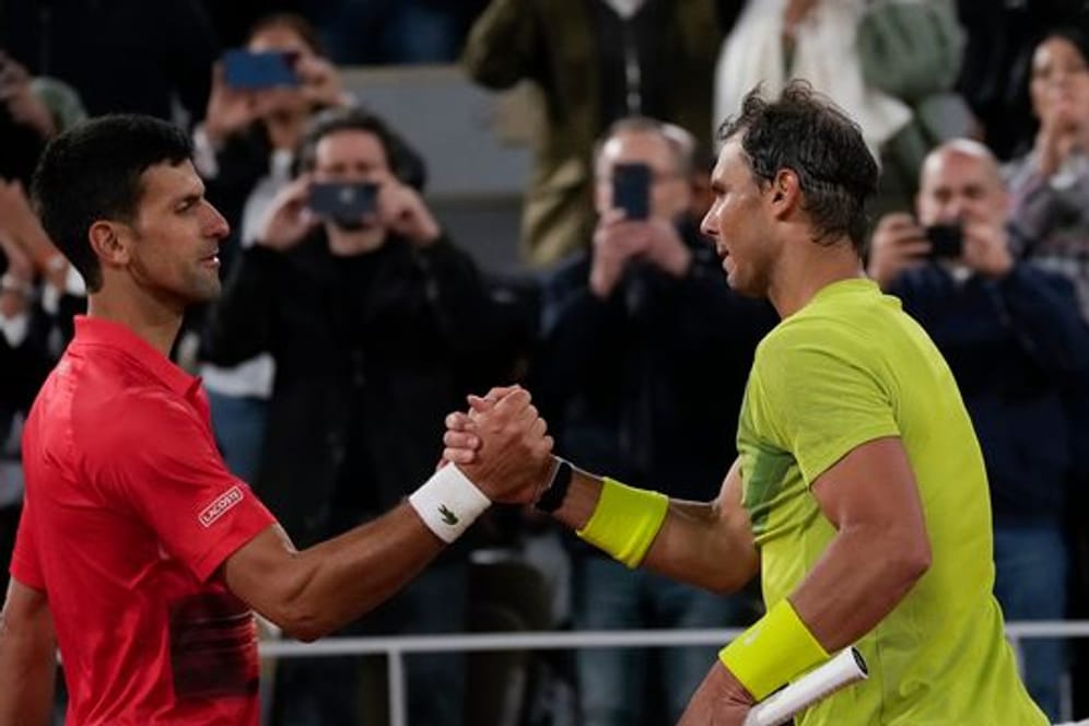 Novak Djokovic (l.) gratuliert Rafael Nadal zum Sieg.