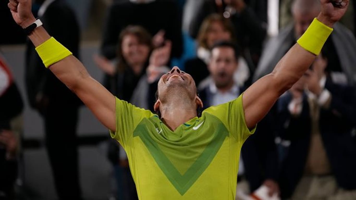 Rafael Nadal feiert in Paris seinen Sieg gegen Novak Djokovic.
