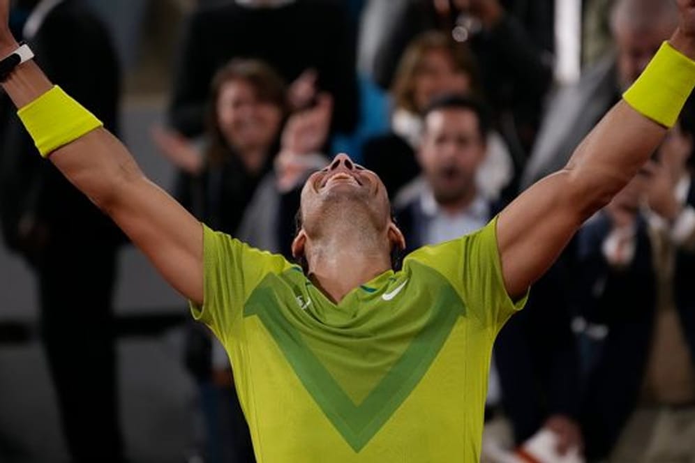 Rafael Nadal feiert in Paris seinen Sieg gegen Novak Djokovic.