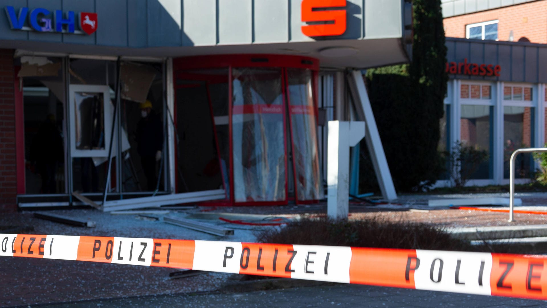 Der Tatort einer Geldautomatensprengung (Symbolfoto): Die Täter werden in ihrer Vorgehensweise immer rücksichtsloser. Der Tatort einer Geldautomatensprengung (Symbolfoto): Die Täter werden in ihrer Vorgehensweise immer rücksichtsloser.