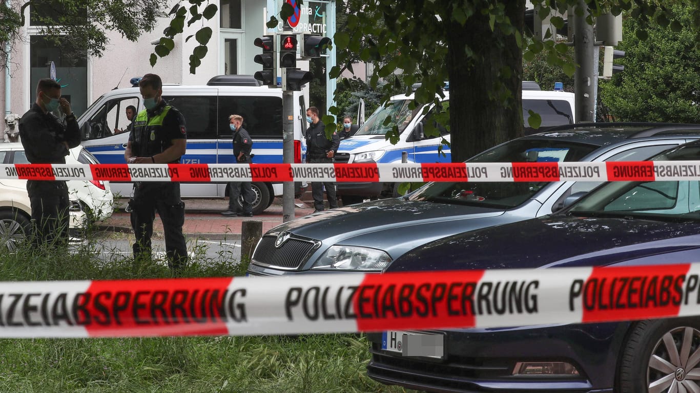 Polizisten in der Nähe des Tatorts (Archivbild): Im Juli 2021 war hier auf einer Parkbank ein toter Obdachloser gefunden worden.