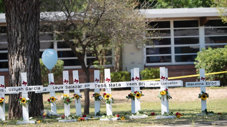 Robb-Elementary School in Uvalde: Für die getöteten Kinder und Lehrerinnen sind Kreuze aufgestellt worden.