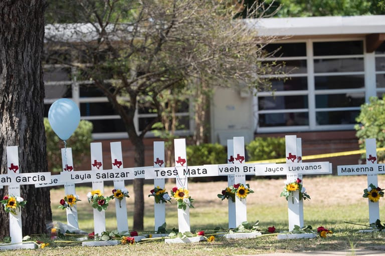 Robb-Elementary School in Uvalde: Für die getöteten Kinder und Lehrerinnen sind Kreuze aufgestellt worden.