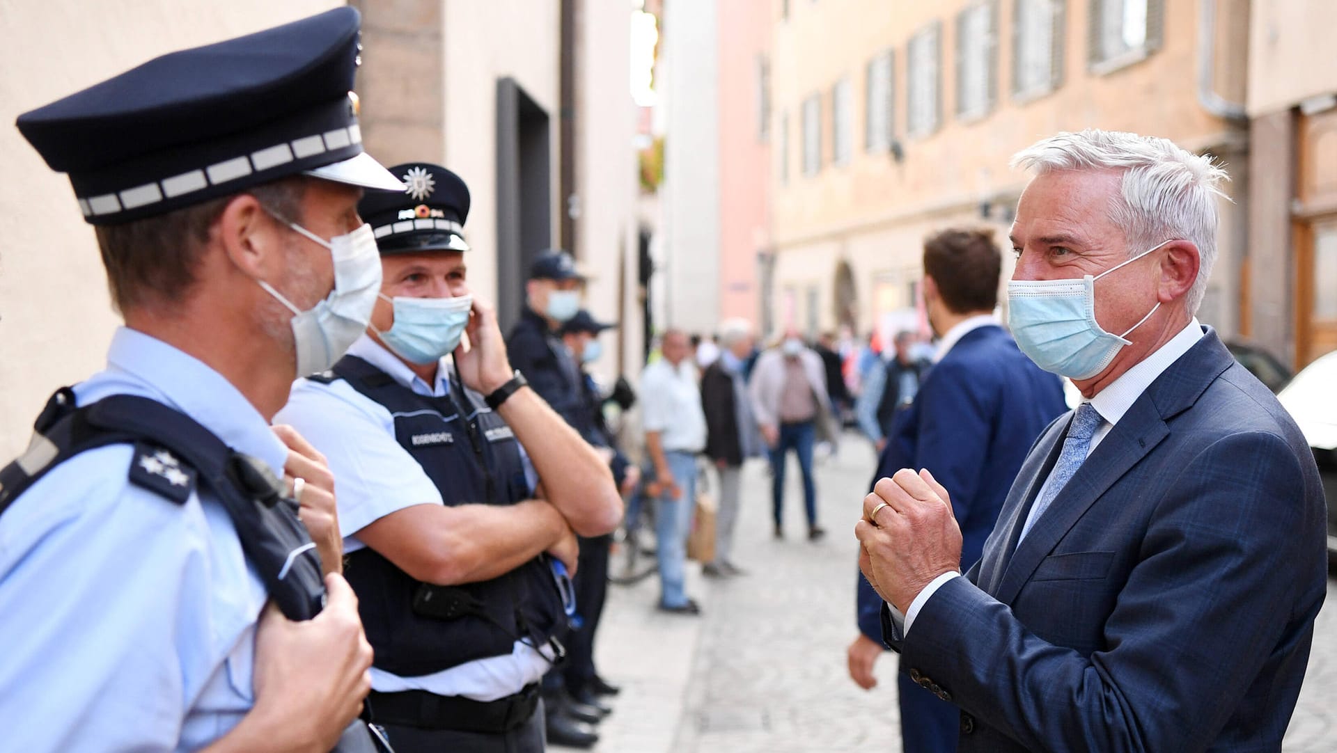 Thomas Strobl unterhält sich mit zwei Polizisten (Archivbild): Baden-Württembergs Innenminister muss allmählich um seinen Posten bangen. Thomas Strobl unterhält sich mit zwei Polizisten (Archivbild): Baden-Württembergs Innenminister muss allmählich um seinen Posten bangen.