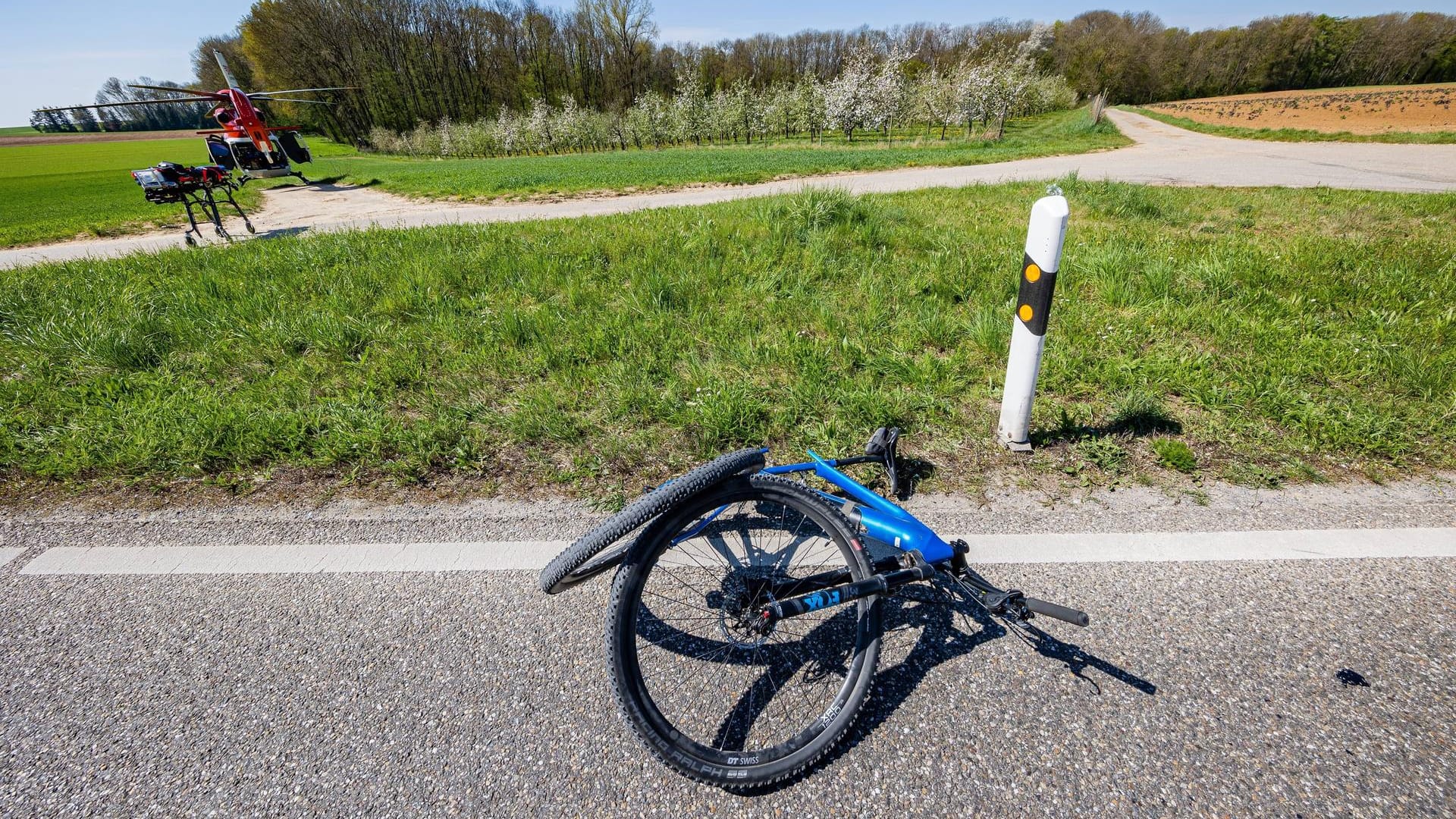 Ein Fahrradunfall auf einer Landstraße (Symbolfoto): Der Helm kann oftmals vor dem sicheren Tod schützen.