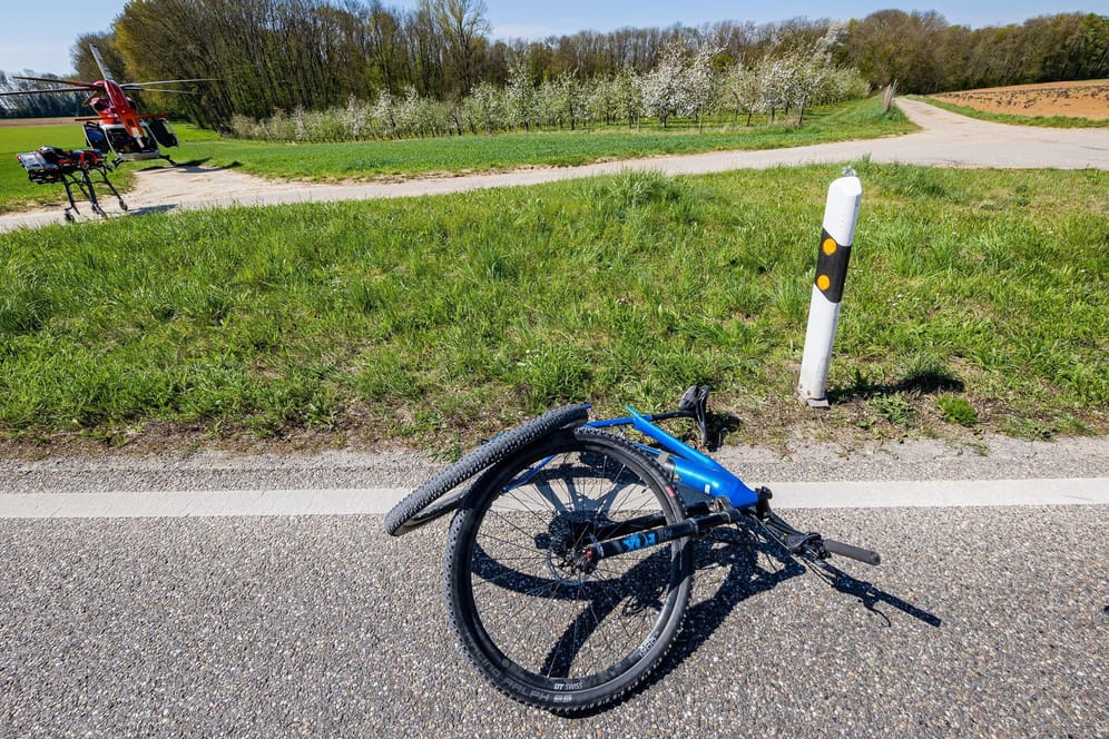 Ein Fahrradunfall auf einer Landstraße (Symbolfoto): Der Helm kann oftmals vor dem sicheren Tod schützen.