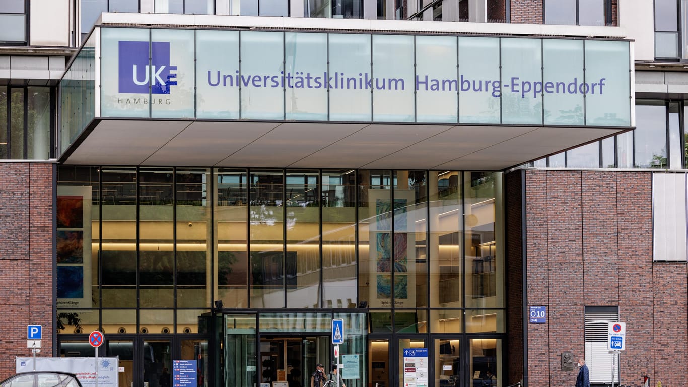 Der Haupteingang des UKE in Hamburg-Eppendorf (Symbolbild): Auch an der Uniklinik in Hamburg gibt es Personalnot durch Corona-Fälle.