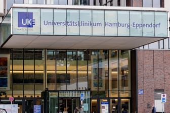 Der Haupteingang des UKE in Hamburg-Eppendorf (Symbolbild): Auch an der Uniklinik in Hamburg gibt es Personalnot durch Corona-Fälle.