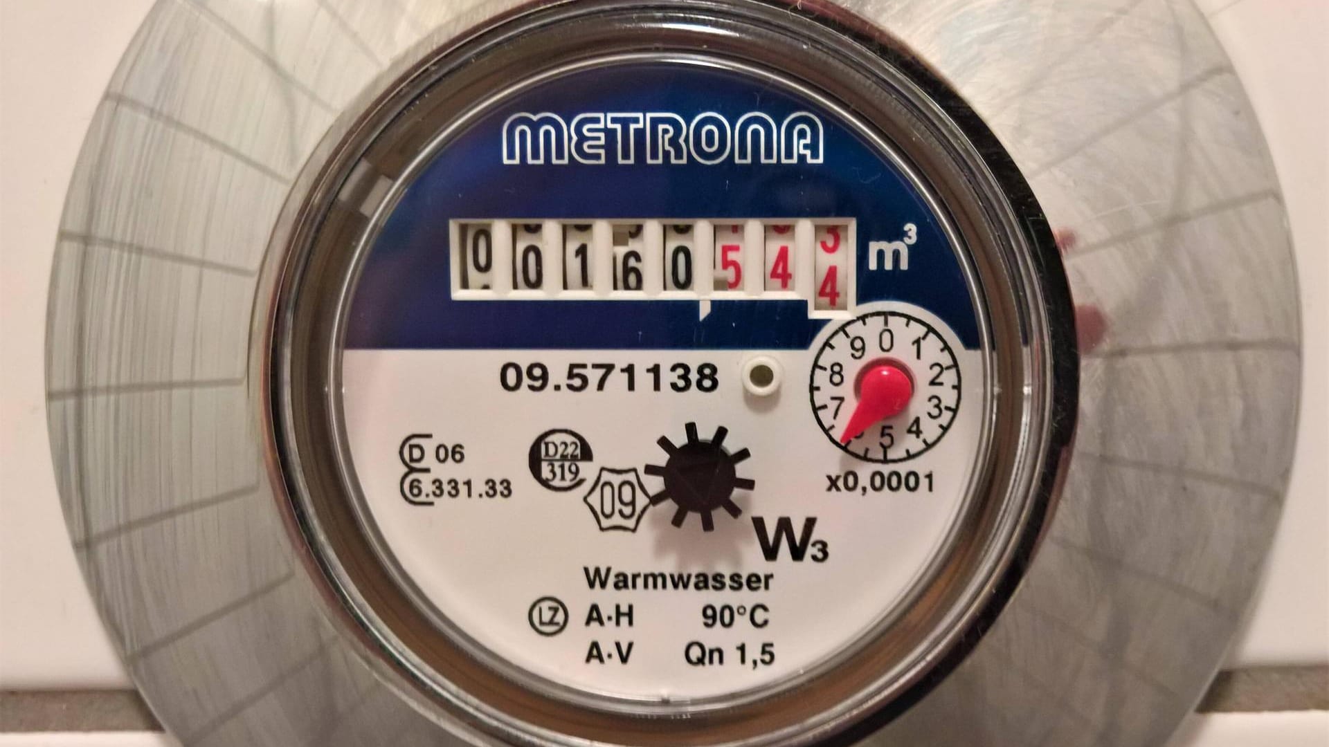 Warmwasserzähler (Symbolbild): In den letzten Monaten sind die Energiekosten stark gestiegen.