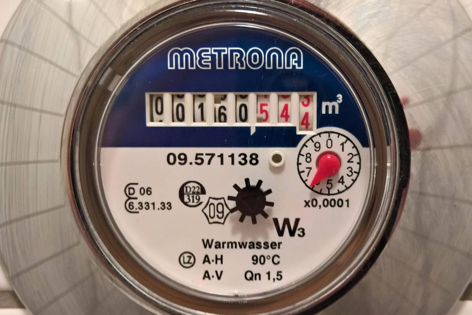 Warmwasserzähler (Symbolbild): In den letzten Monaten sind die Energiekosten stark gestiegen.