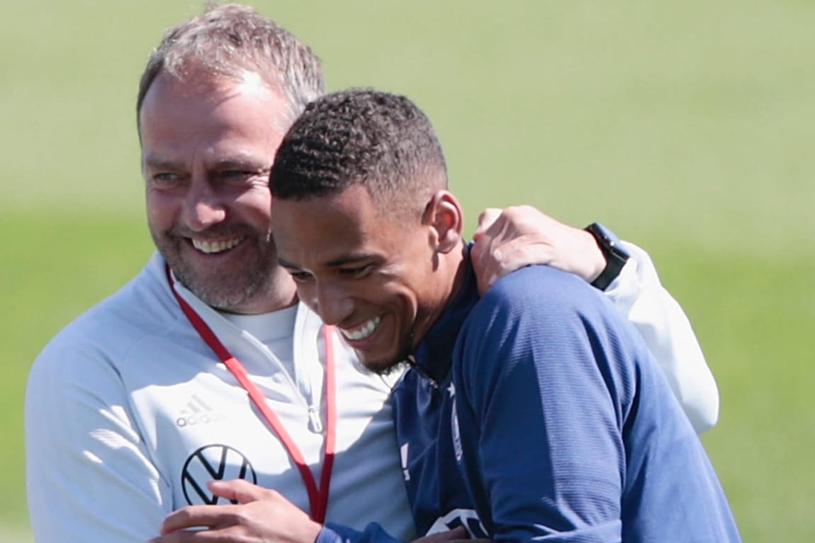 Hansi Flick und Thilo Kehrer (r.): Der Bundestrainer ist mit seinen DFB-Spielern im Trainingslager.