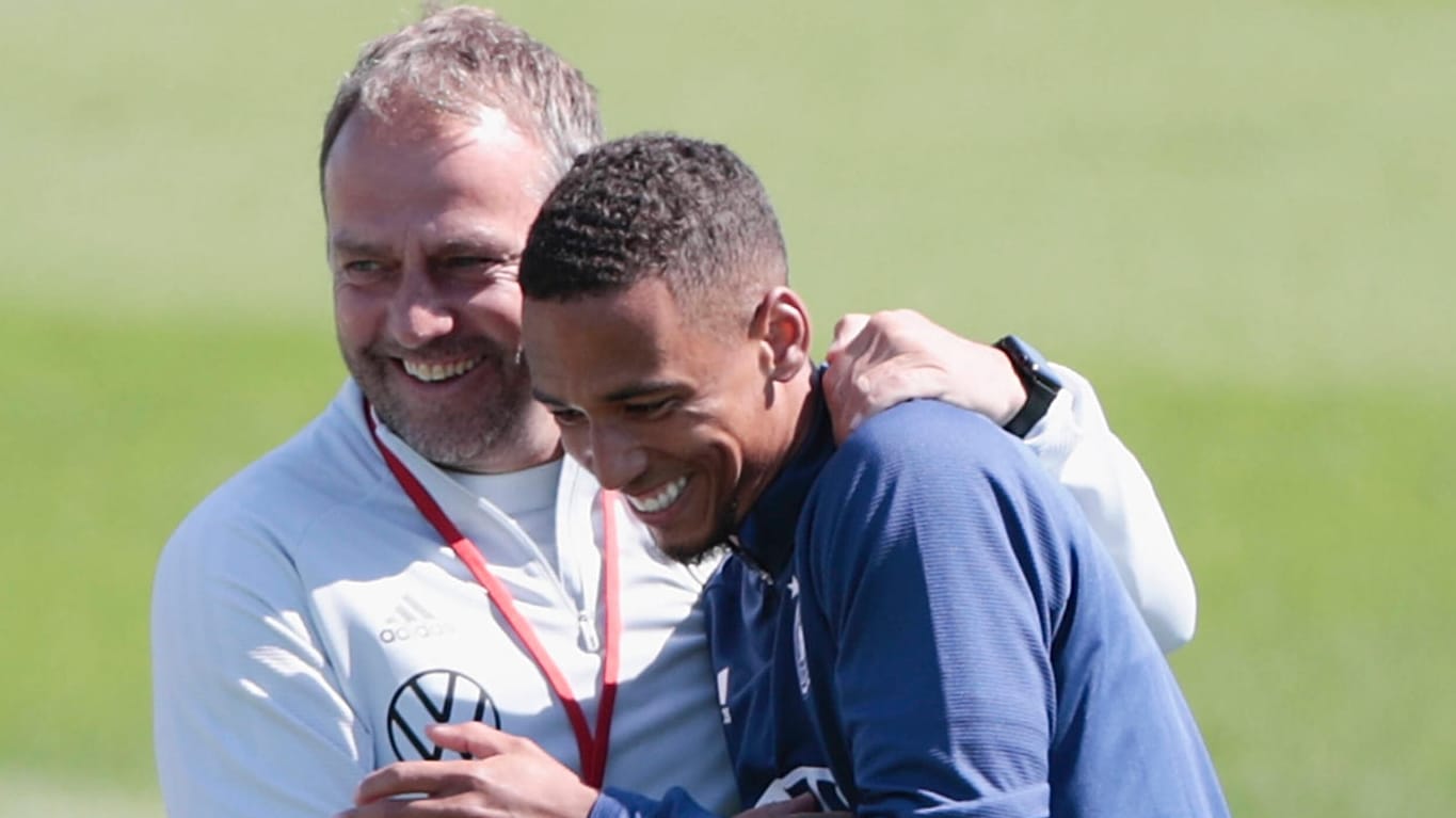 Hansi Flick und Thilo Kehrer (r.): Der Bundestrainer ist mit seinen DFB-Spielern im Trainingslager.