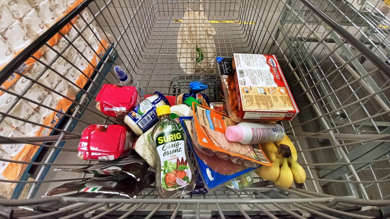 Einkauf im Supermarkt (Symbolbild): Die Preise für Lebensmittel ziehen deutlich an.