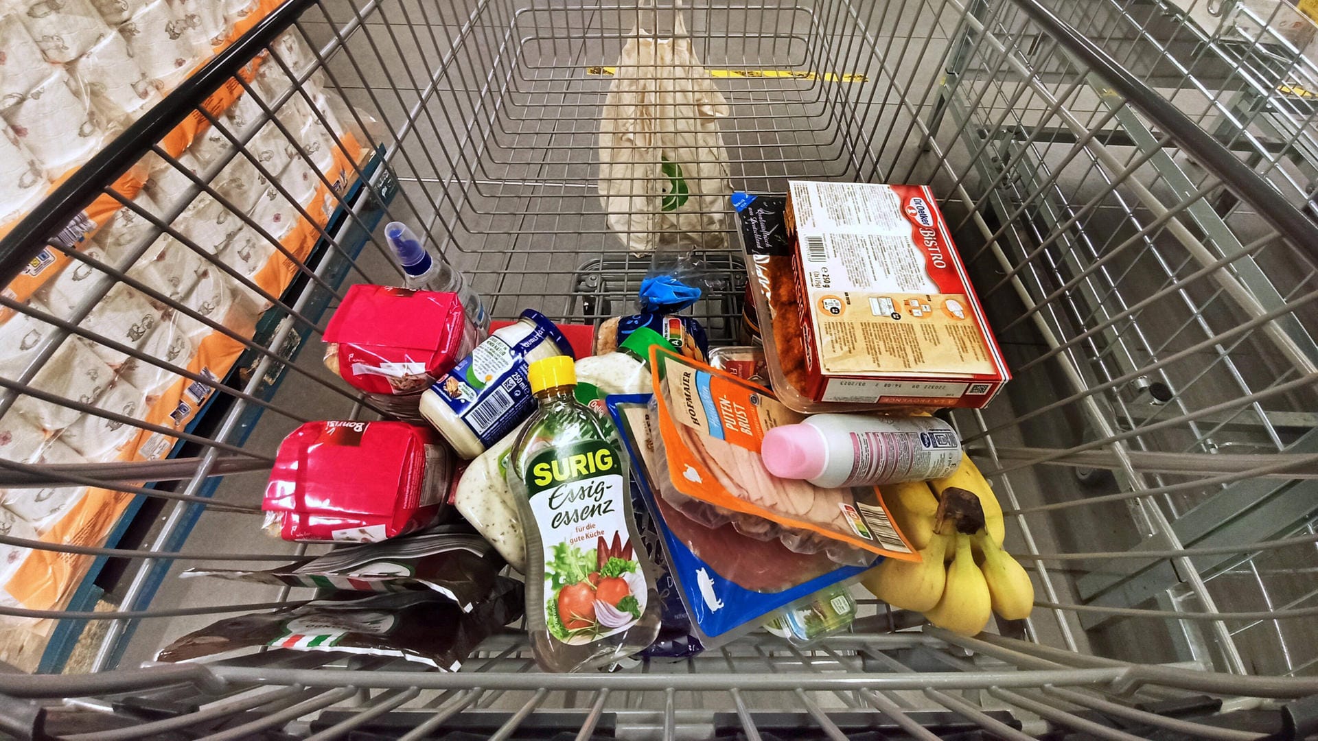 Einkauf im Supermarkt (Symbolbild): Die Preise für Lebensmittel ziehen deutlich an. Einkauf im Supermarkt (Symbolbild): Die Preise für Lebensmittel ziehen deutlich an.