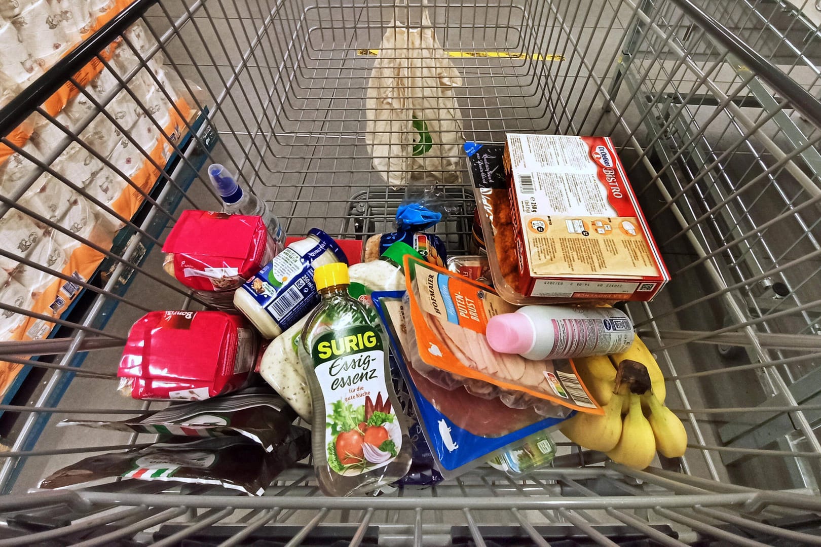 Einkauf im Supermarkt (Symbolbild): Die Preise für Lebensmittel ziehen deutlich an. Einkauf im Supermarkt (Symbolbild): Die Preise für Lebensmittel ziehen deutlich an.