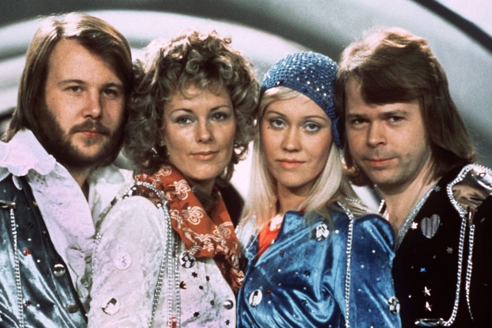 Benny Andersson (l-r), Annafrid Lyngstad, Agnetha Fältskog und Björn Ulvaeus, beim Grand Prix d'Eurovision de la Chanson 1974.