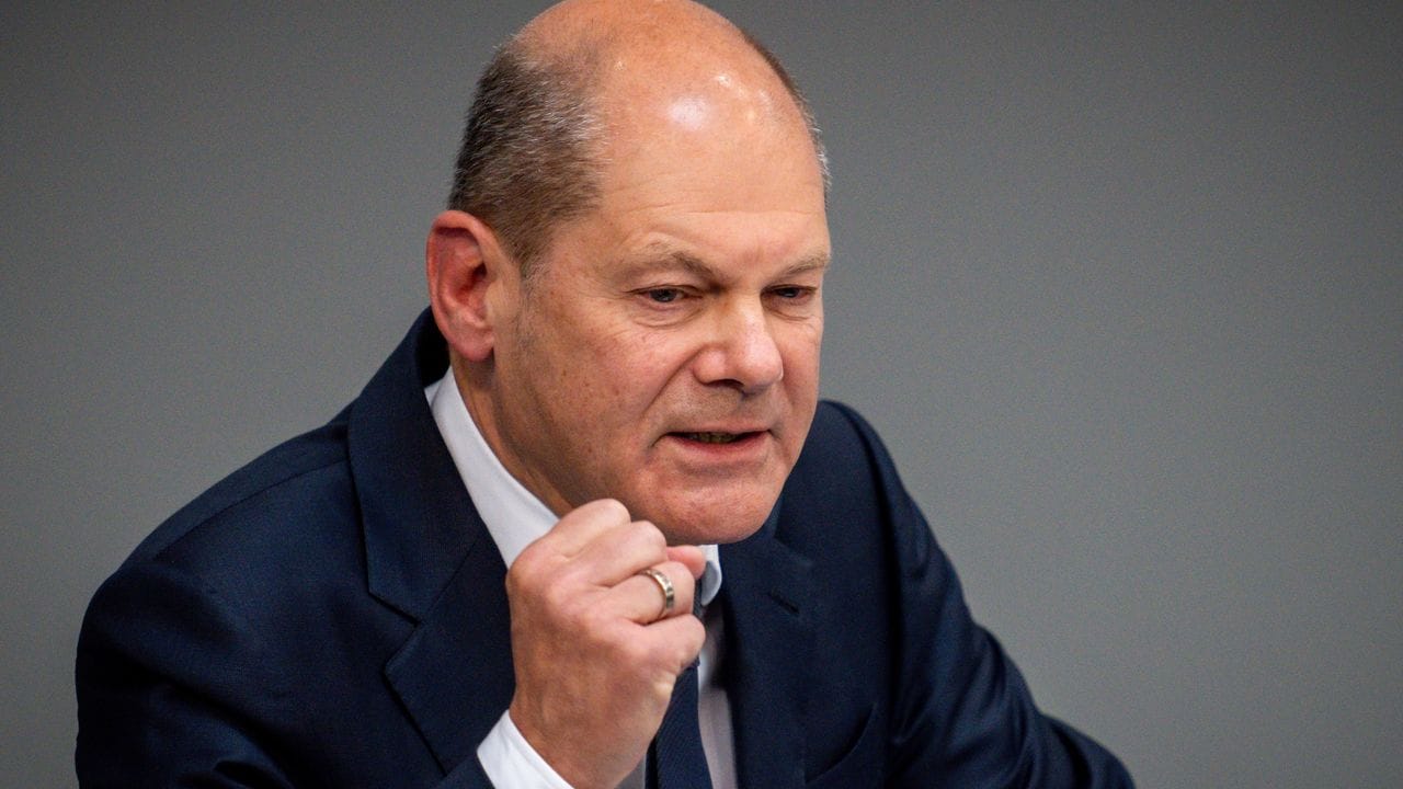 Bundeskanzler Olaf Scholz (SPD) in der Generaldebatte im Bundestag.