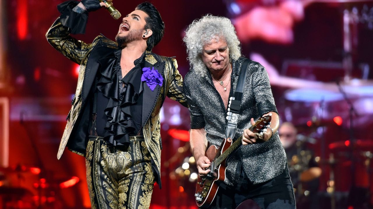 Adam Lambert (l) und Brian May von Queen + Adam Lambert 2019 in Chicago.