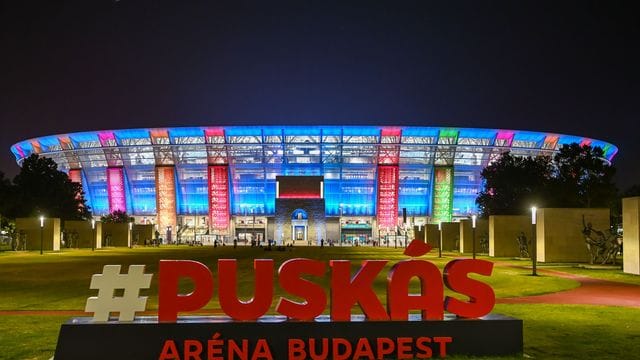 Die beleuchtete Puskás Aréna in Budapest.