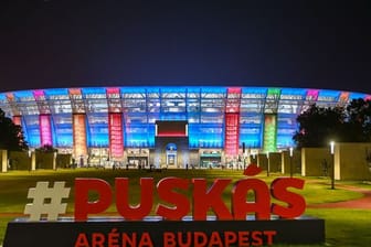 Die beleuchtete Puskás Aréna in Budapest.