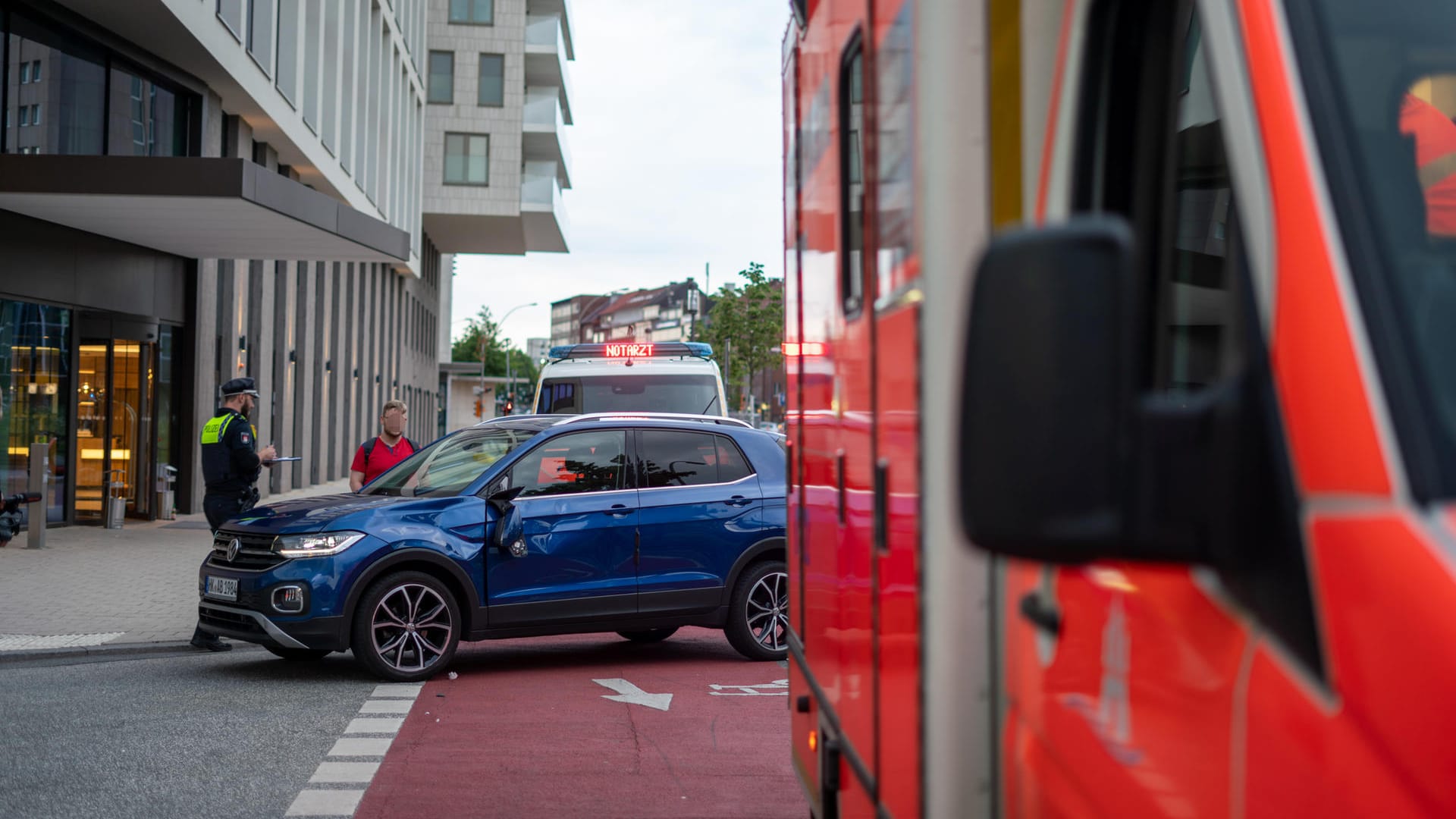 Ein Polizist am Unfallfahrzeug: Der Radfahrer wurde nach der Kollision in eine Klinik gebracht. Ein Polizist am Unfallfahrzeug: Der Radfahrer wurde nach der Kollision in eine Klinik gebracht.
