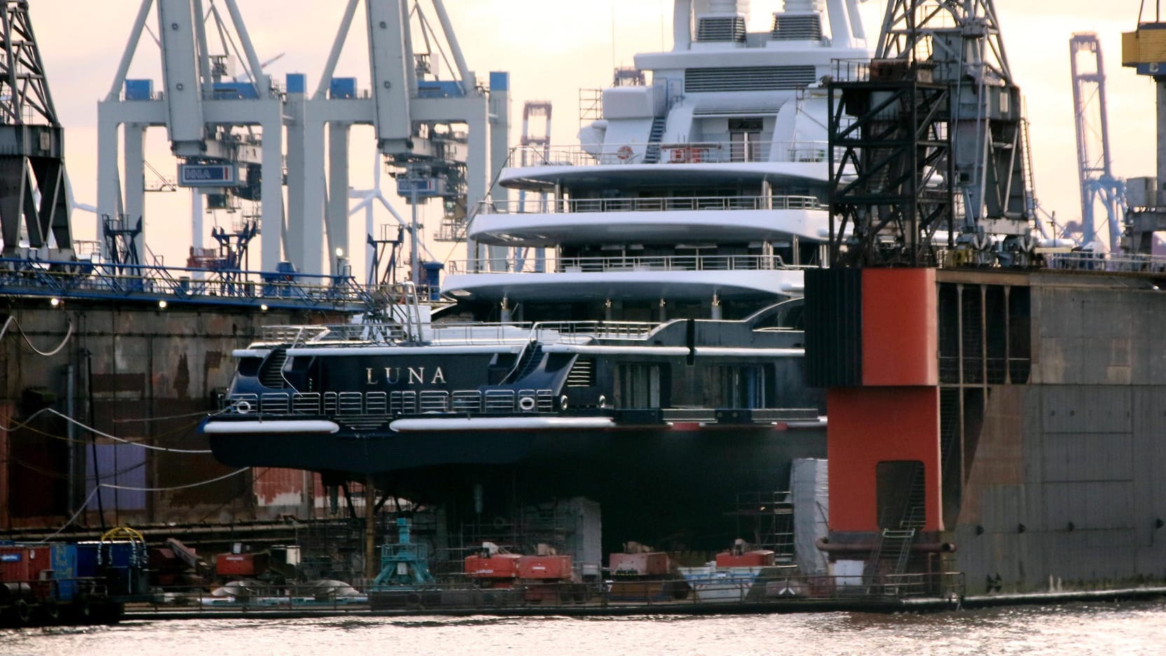 Die Luxusjacht des russischen Oligarchen Farchad Achmedow in einem Dock im Hamburger Hafen: Boris Pistorius schlägt vor, das Vermögen von sanktionierten Putin-Unterstützern nicht nur einzufrieren, sondern zu enteignen.