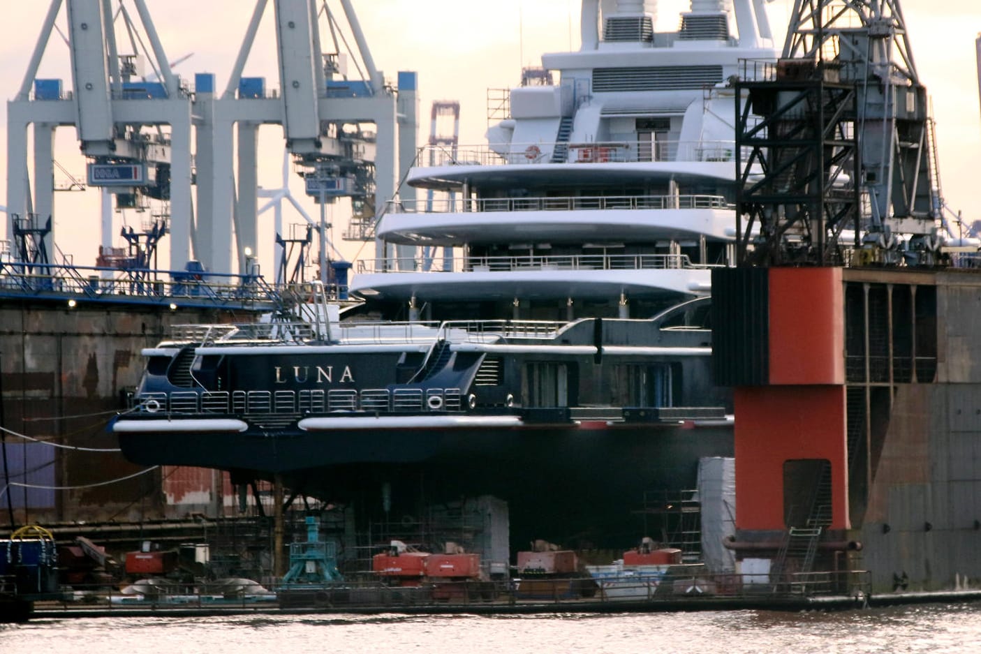 Die Luxusjacht des russischen Oligarchen Farchad Achmedow in einem Dock im Hamburger Hafen: Boris Pistorius schlägt vor, das Vermögen von sanktionierten Putin-Unterstützern nicht nur einzufrieren, sondern zu enteignen.