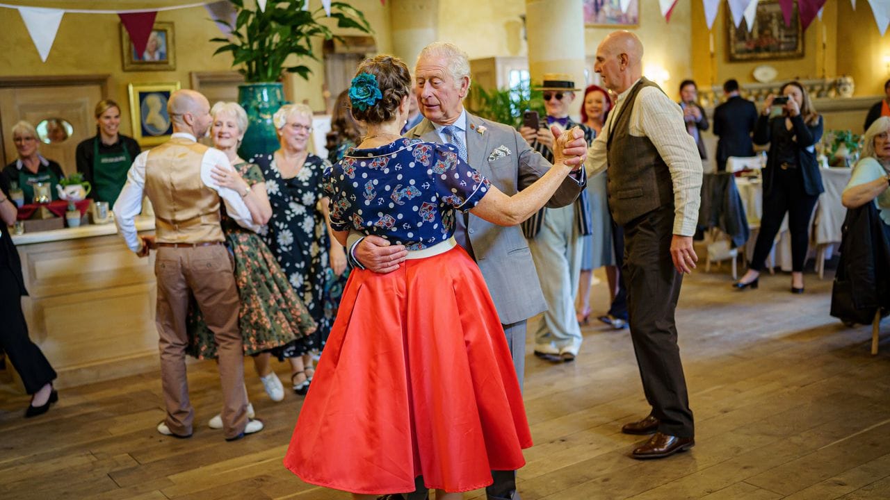 Prinz Charles mit Hobbytänzerin Bridget Tibbs bei einem Jubiläumstee-Tanz in seinem Landsitz Highgrove House.
