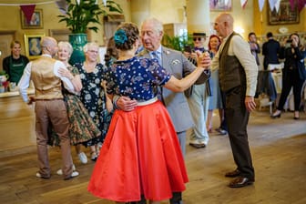 Prinz Charles mit Hobbytänzerin Bridget Tibbs bei einem Jubiläumstee-Tanz in seinem Landsitz Highgrove House.