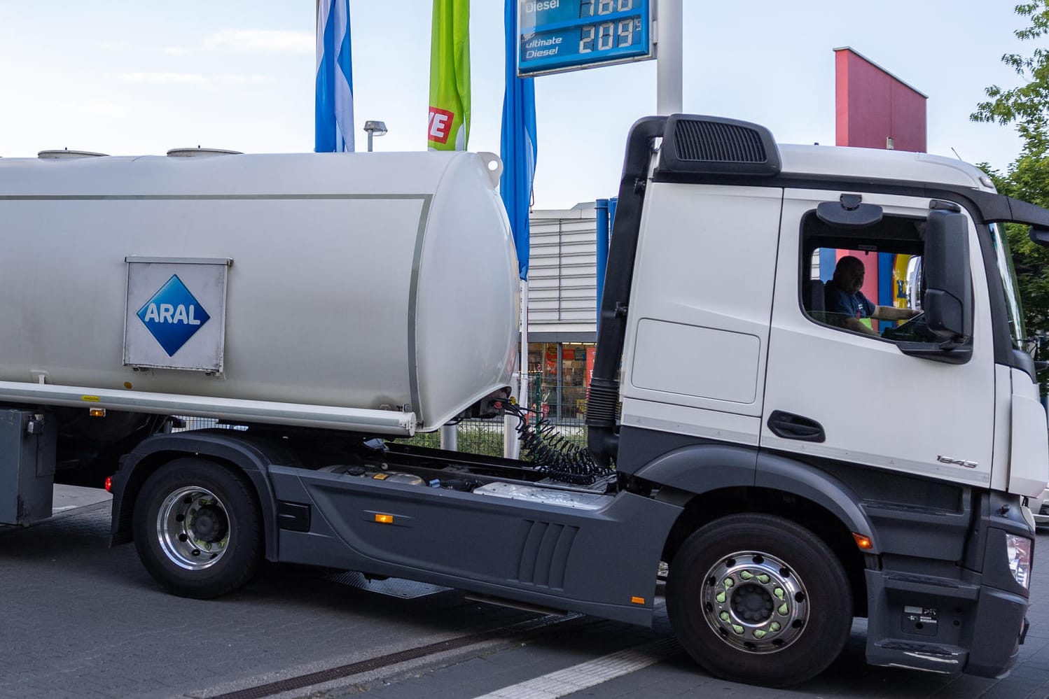 Tanklaster an einer Tankstelle: Durch den Rabbat sollen die Benzinpreise fallen – aber fallen sie auch weit genug?