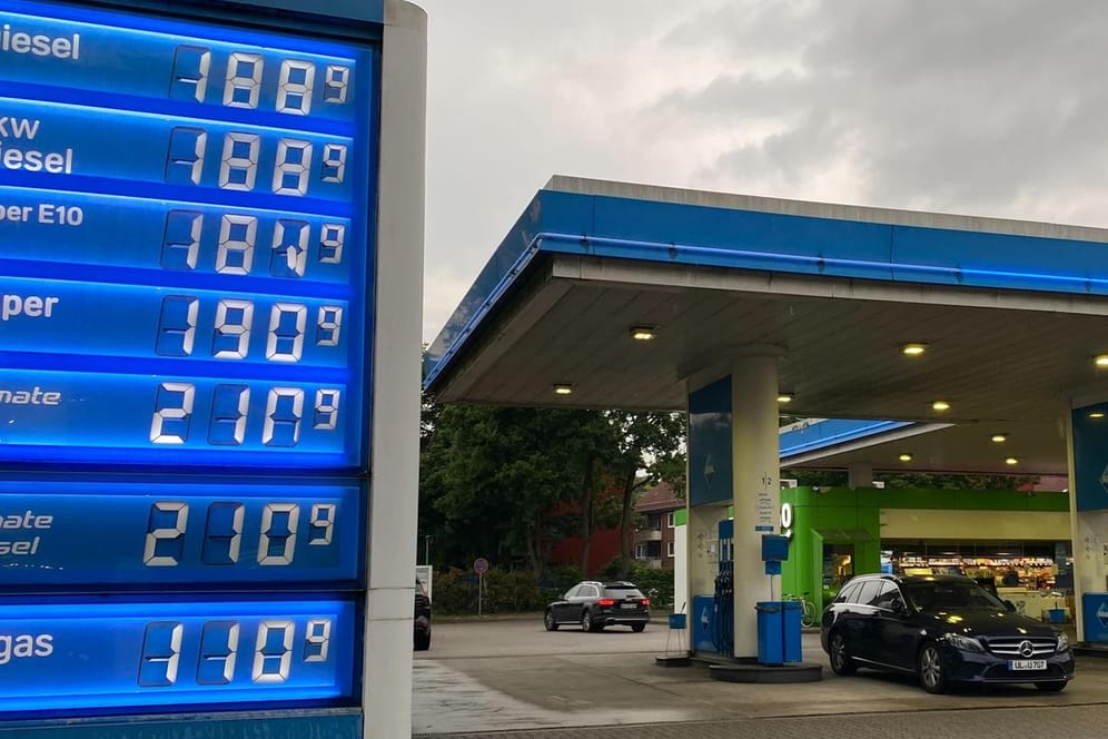 Preisvergleich: Punkt Mitternacht senkten viele Tankstellen ihre Literpreise – teilweise exakt um den staatlichen Tankrabatt. Aber nicht alle machen bislang mit.