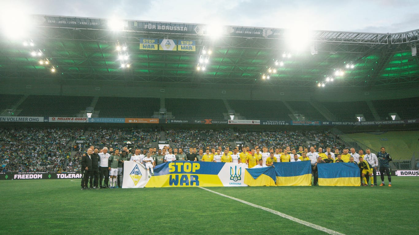 Die ukrainische Nationalmannschaft hat ein Benefizspiel bei Borussia Mönchengladbach absolviert.