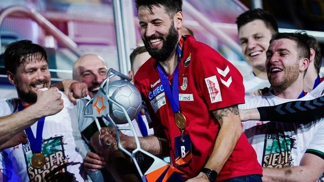 Magdeburgs Trainer Bennet Wiegert jubelt mit seiner Mannschaft.