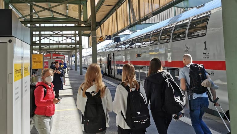 Gleis Zwei am Stuttgarter Hauptbahnhof: Der IC Richtung Singen warten schon auf die Reisenden. Noch ist wenig los.