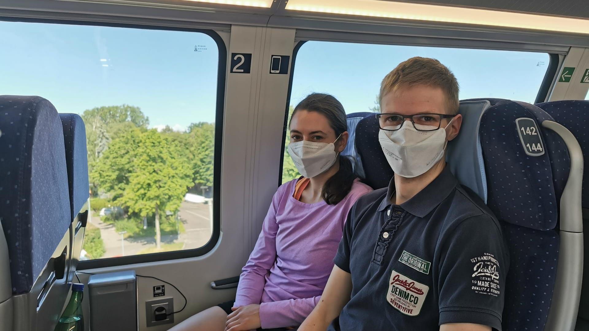 Jennifer Mann und Jonas Allgaier im Intercity Richtung Singen: Das junge Paar will mit der Bahn bis nach Rottweil fahren und anschließend mit dem Rad zurück nach Waiblingen.