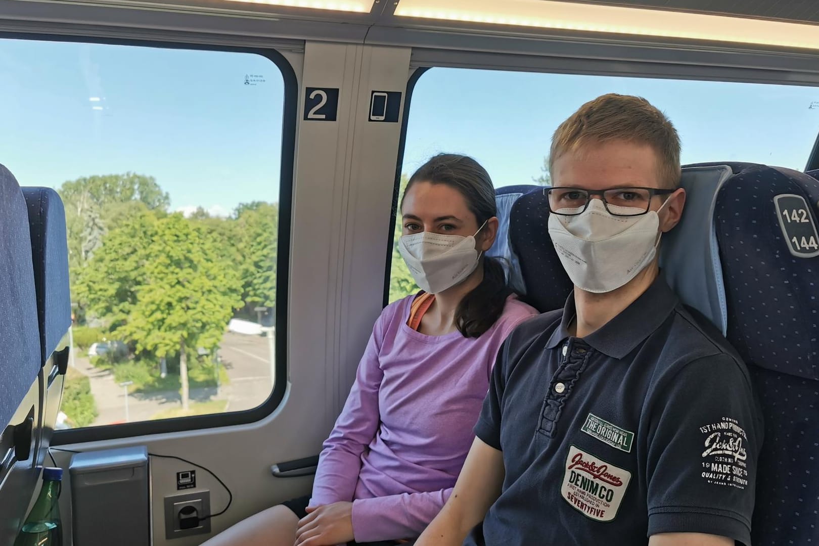 Jennifer Mann und Jonas Allgaier im Intercity Richtung Singen: Das junge Paar will mit der Bahn bis nach Rottweil fahren und anschließend mit dem Rad zurück nach Waiblingen.