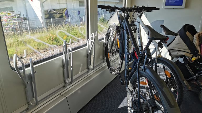 Zwei Fahrräder sind im IC-Waggon befestigt: Insgesamt nur neun Plätze gibt es für Fahrräder im ganzen Zug.